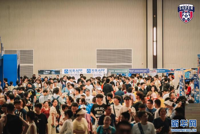 图为“来一脚、凑热闹”汉超美食生活荟现场。(组委会供图)